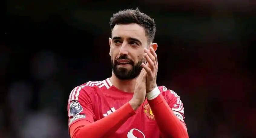 B费正式宣布留队，曼联批准，C罗送上祝福